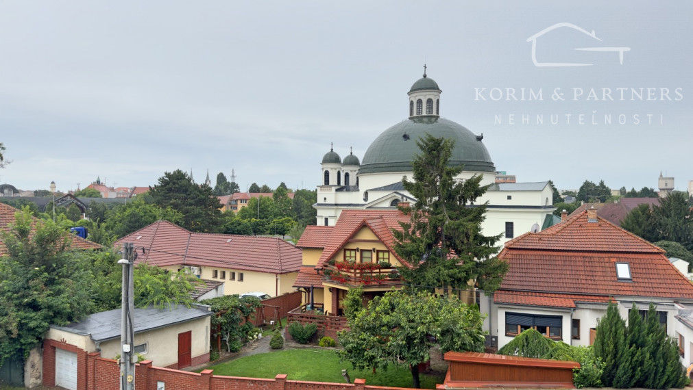 Trojizbový byt s dvomi balkónmi na ulici Komenského, Komárno