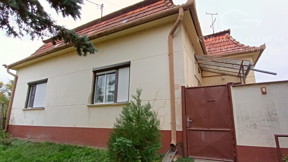 Pozemok s rodinným domom pri vodnom mlyne, 1100m2, Kolárovo